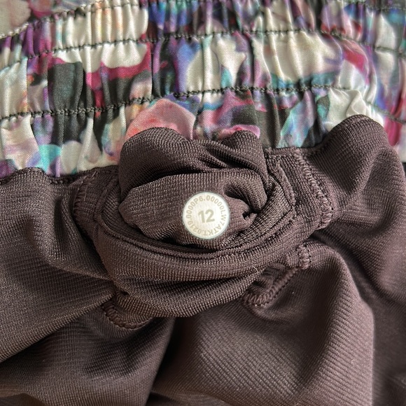 Lulu Lemon Hotty Hot Low-Rise Lined Short 4” size 12 - Picture 8 of 8